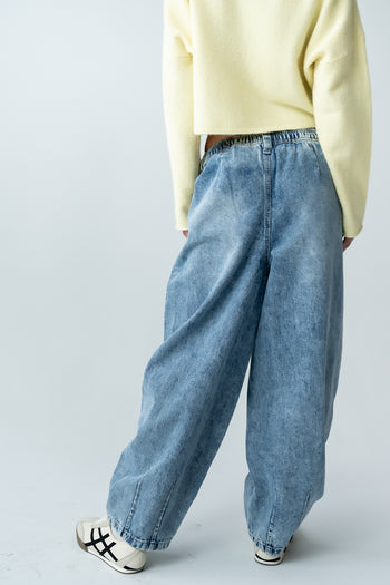 Kamryn Tapered Baggy Jeans in Medium Wash