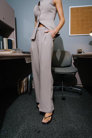 Carrie Pleated Trousers in Regular Taupe