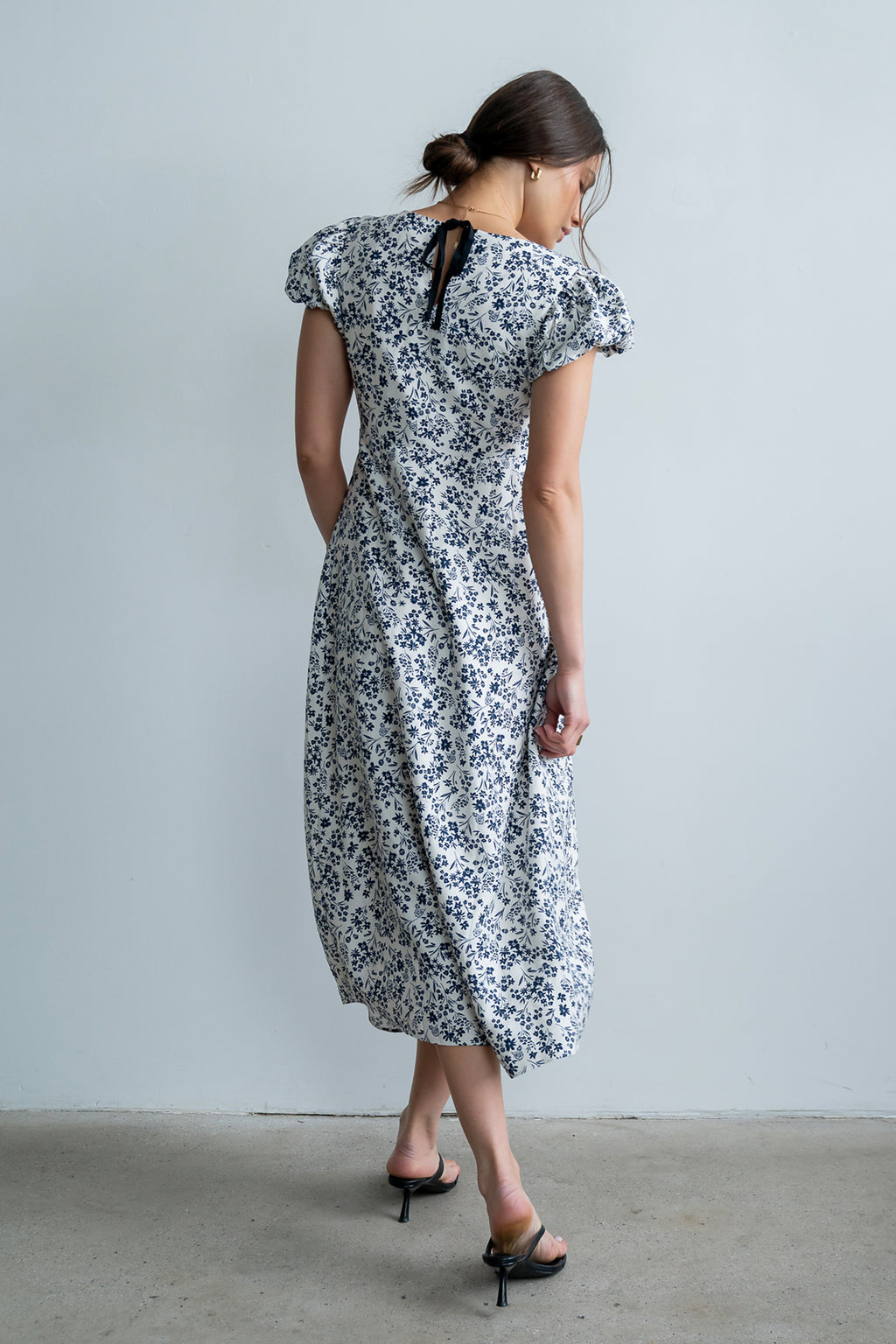 grey floral midi dress Natalie Martin // Blue & Grey Floral Midi Dress VSP Consignment
