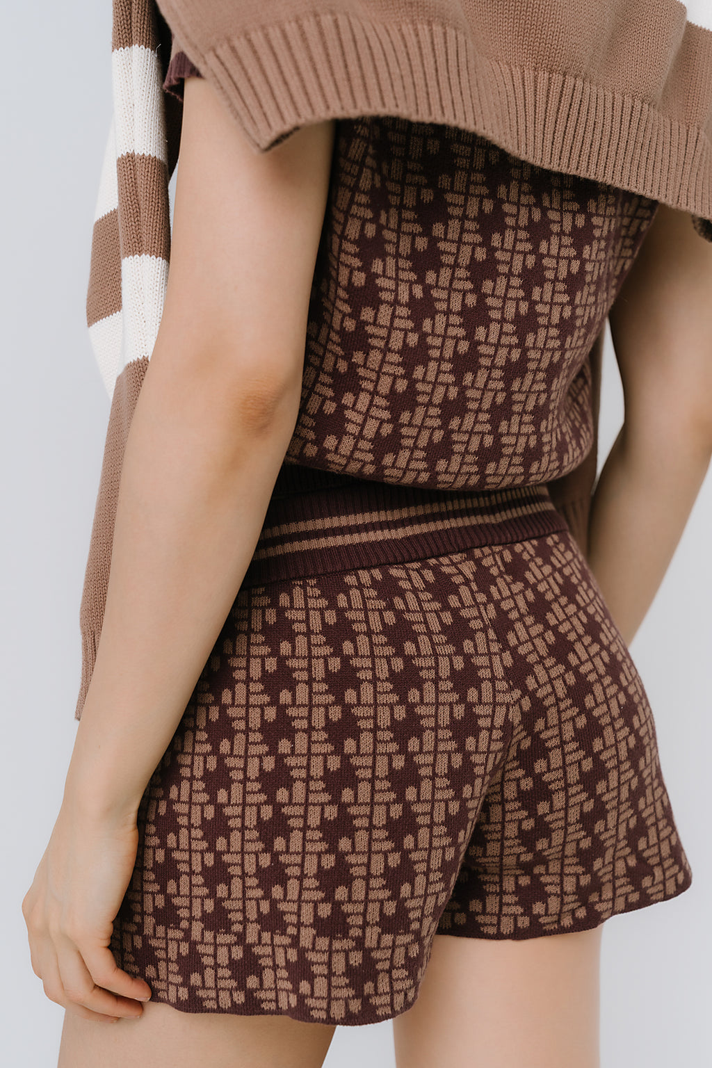 Korrey Sweater Shorts in Brown
