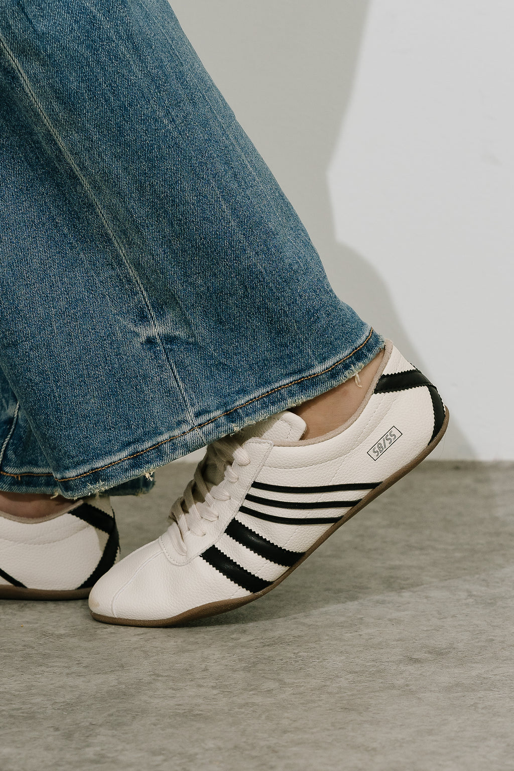 Paloma Retro Sneakers in White