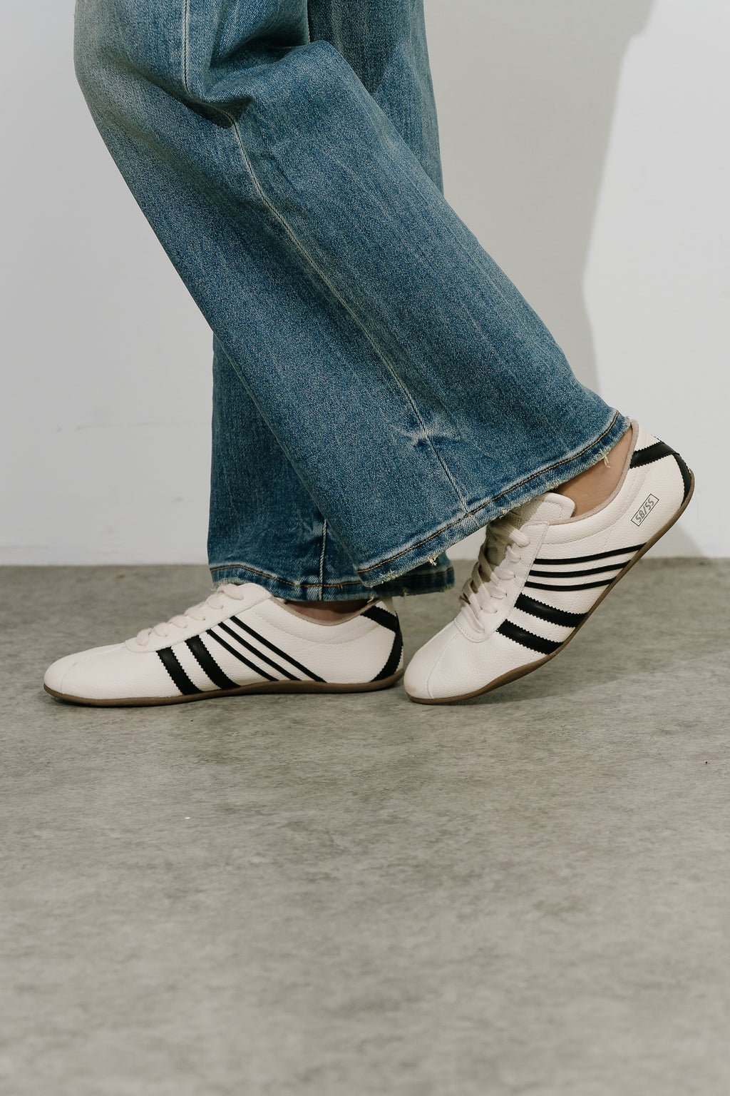Paloma Retro Sneakers in White