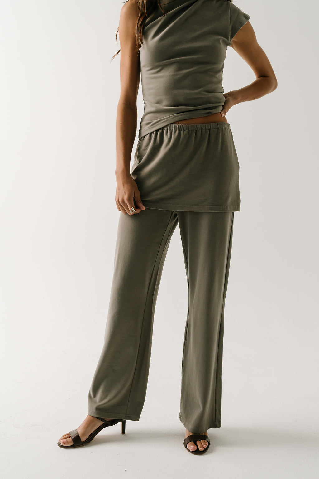 Renata Straight Leg Pants in Grey