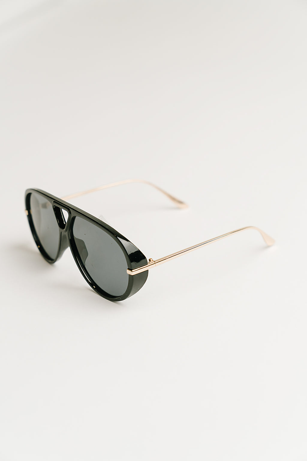 Vera Aviator Sunglasses in Black