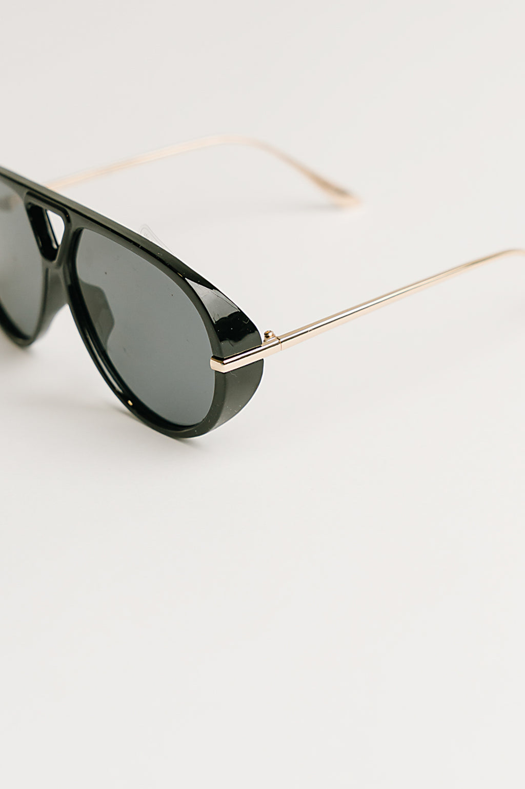 Vera Aviator Sunglasses in Black