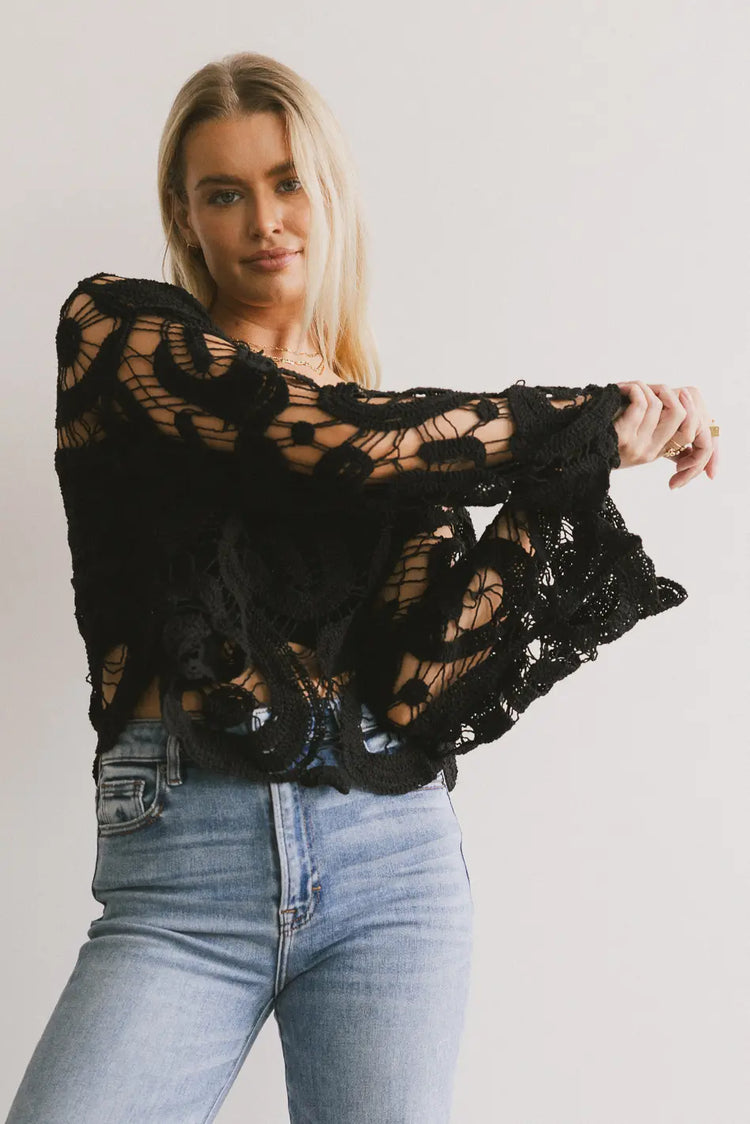 Long sleeves crocheted top in black 