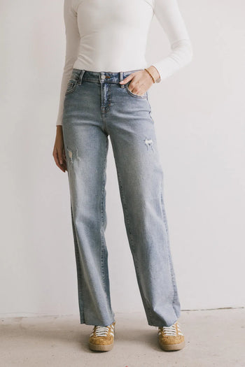 Straight legs denim in light wash