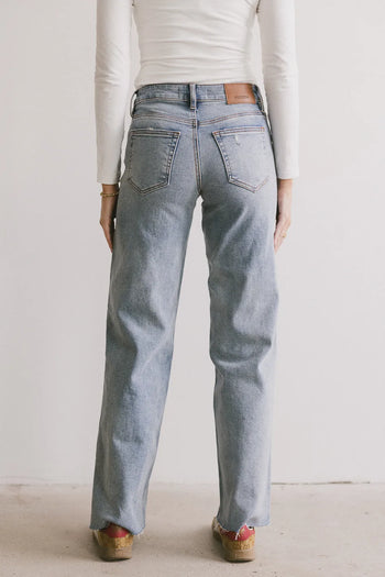 Two back pockets denim in light wash 