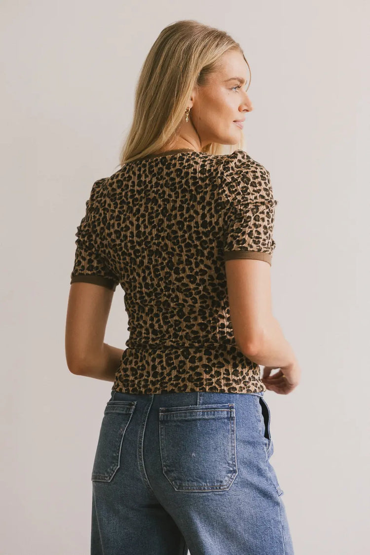 Short sleeves top in leopard print 