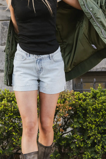 Two hand pockets denim shorts in light wash 