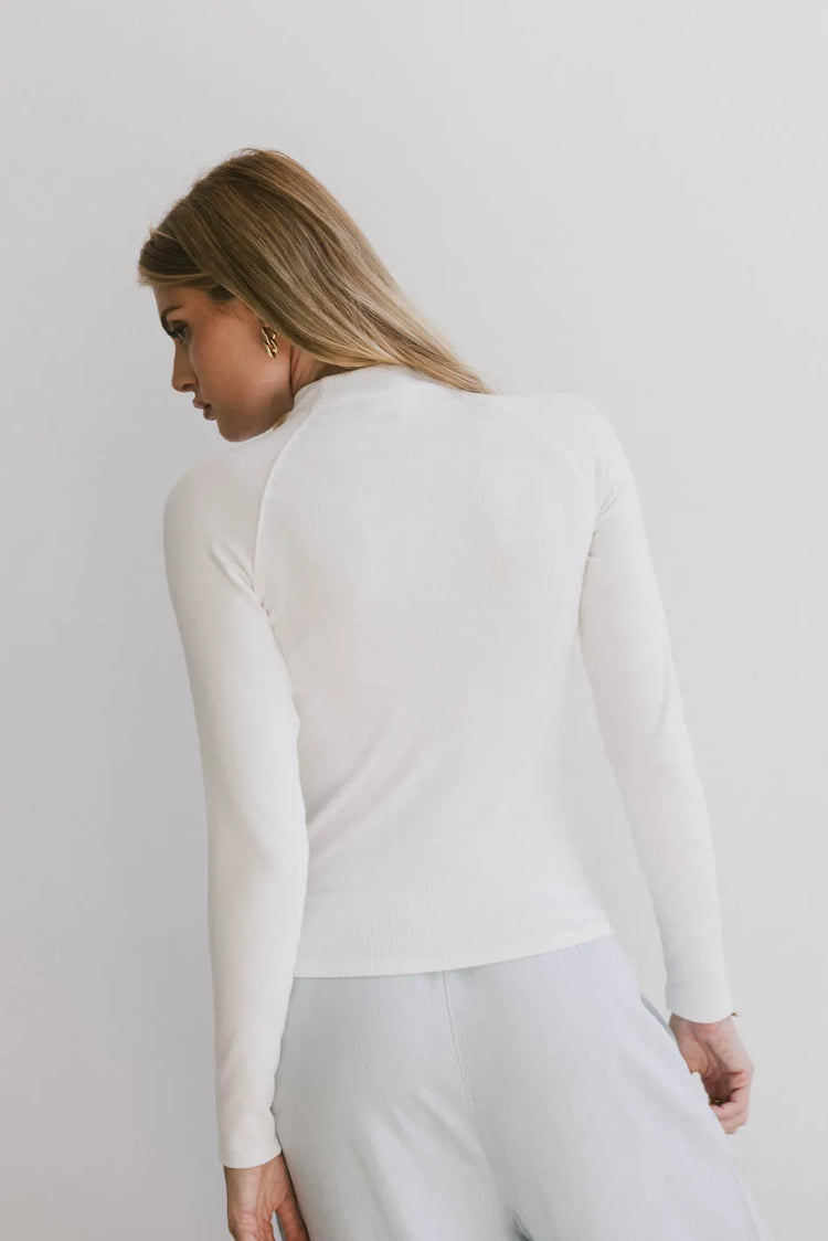 Plain color sweater in white 