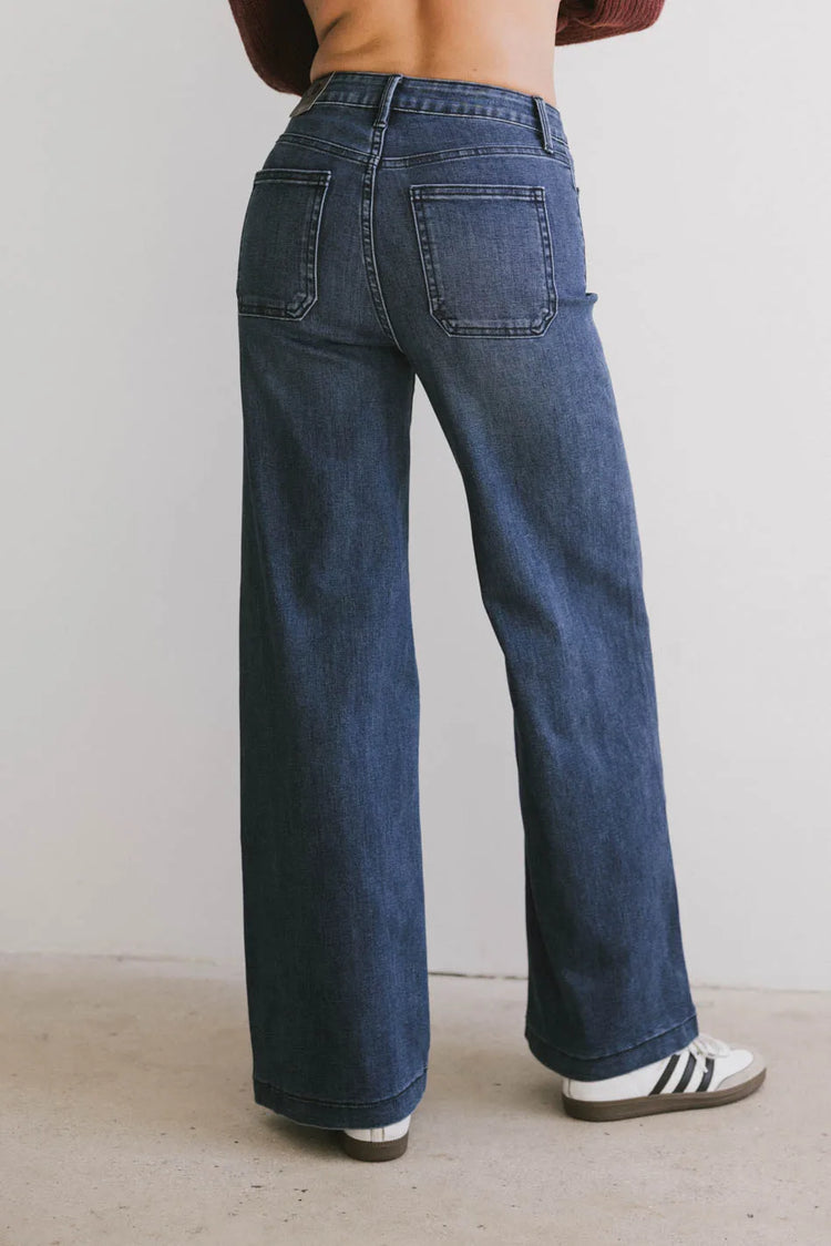 Two back pockets pants in medium wash 