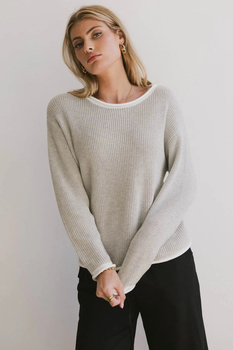 Round neck sweater in grey 