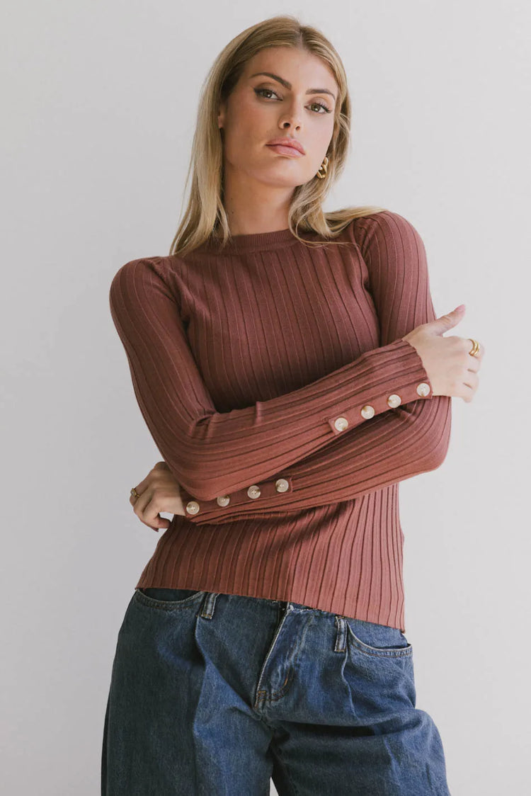 Button cuff sleeves top in rust 