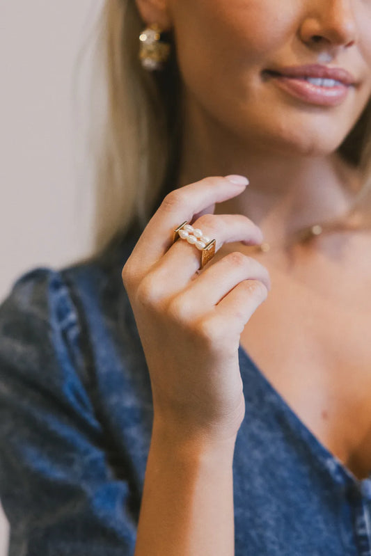 Gold ring with pearls 