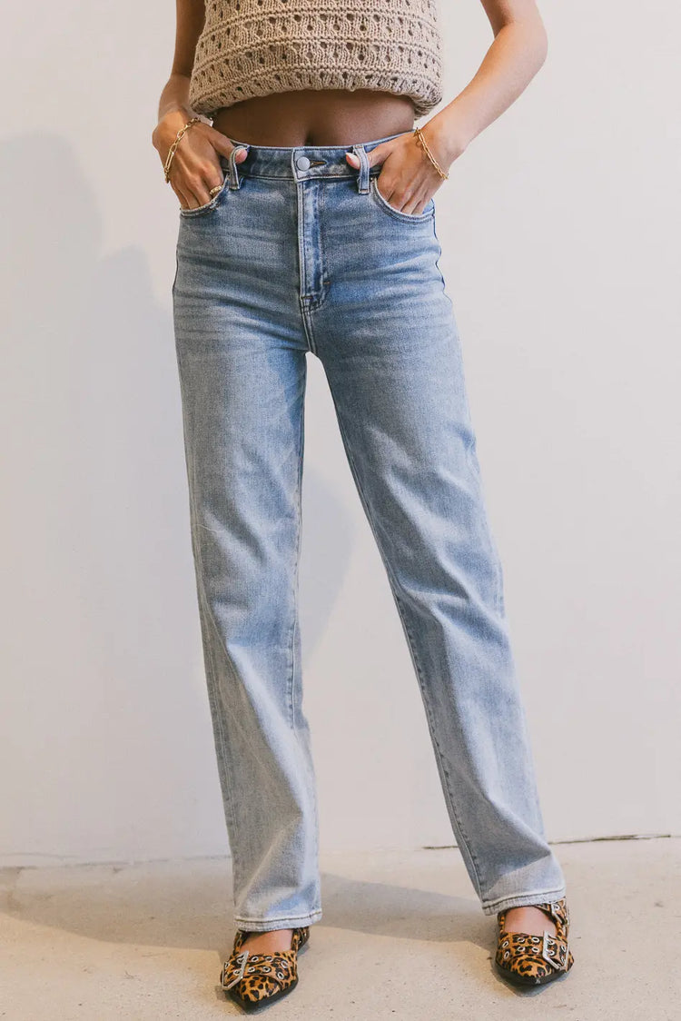 Two hand pockets denim in light wash 