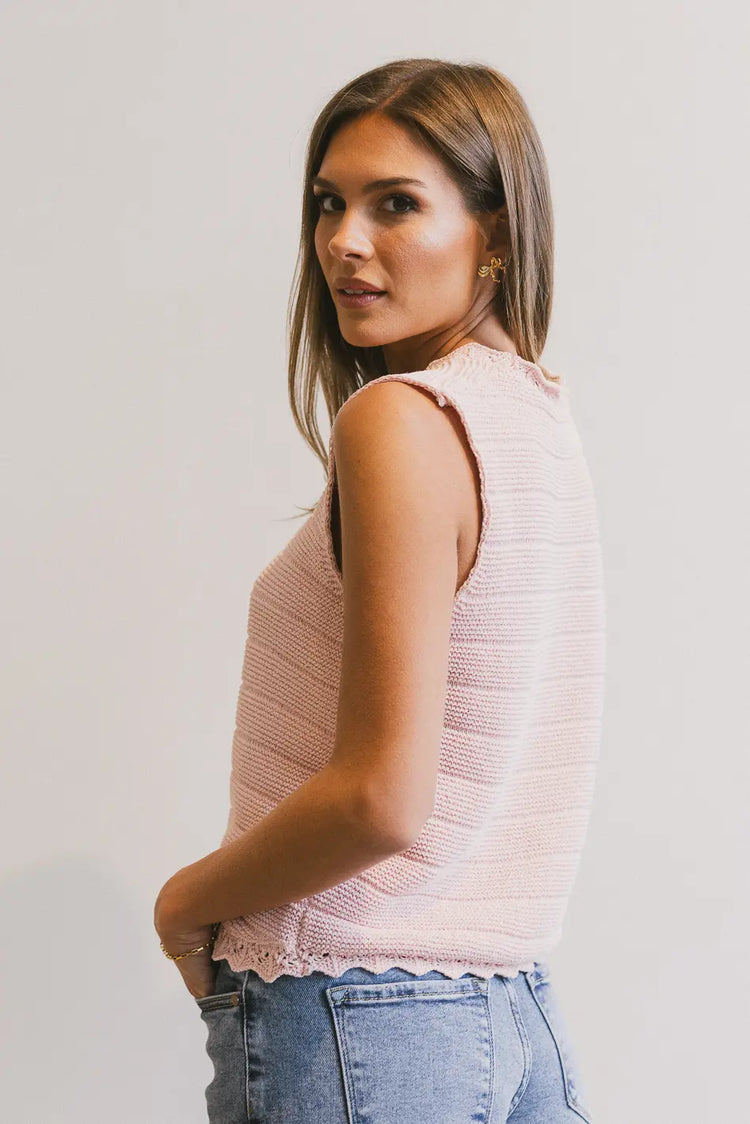 Sleeveless top in pink 