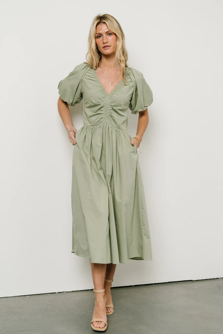Two hand pockets midi dress in sage 