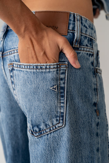 BACK POCKETS ON MEDIUM WASH DENIM JEANS