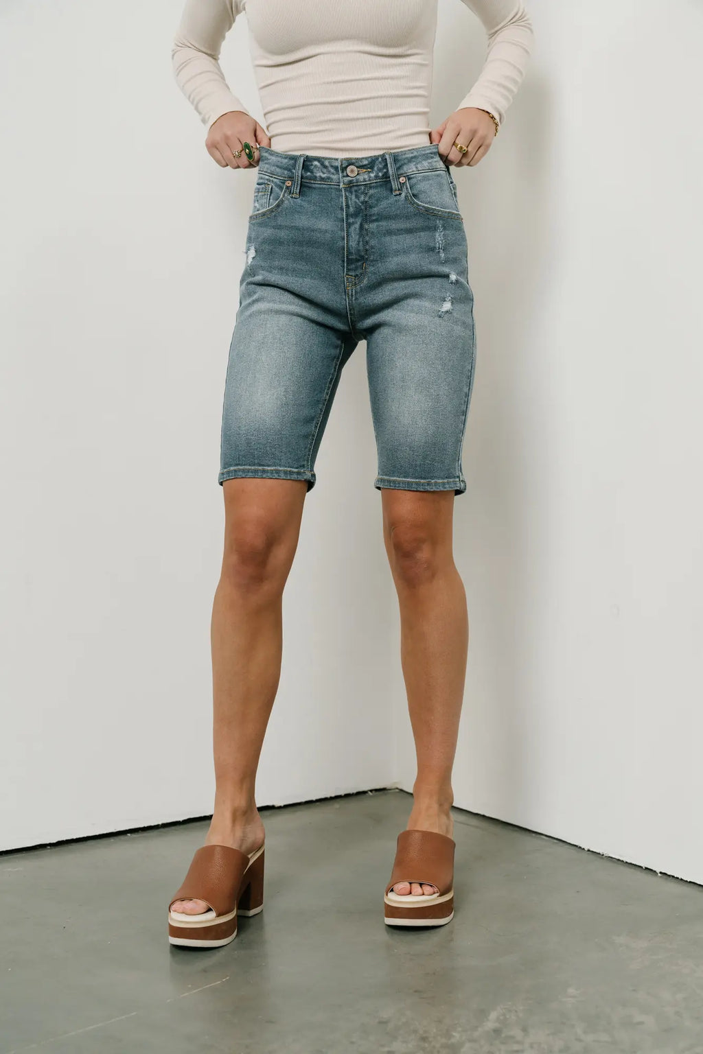 High rise bermuda in medium wash 