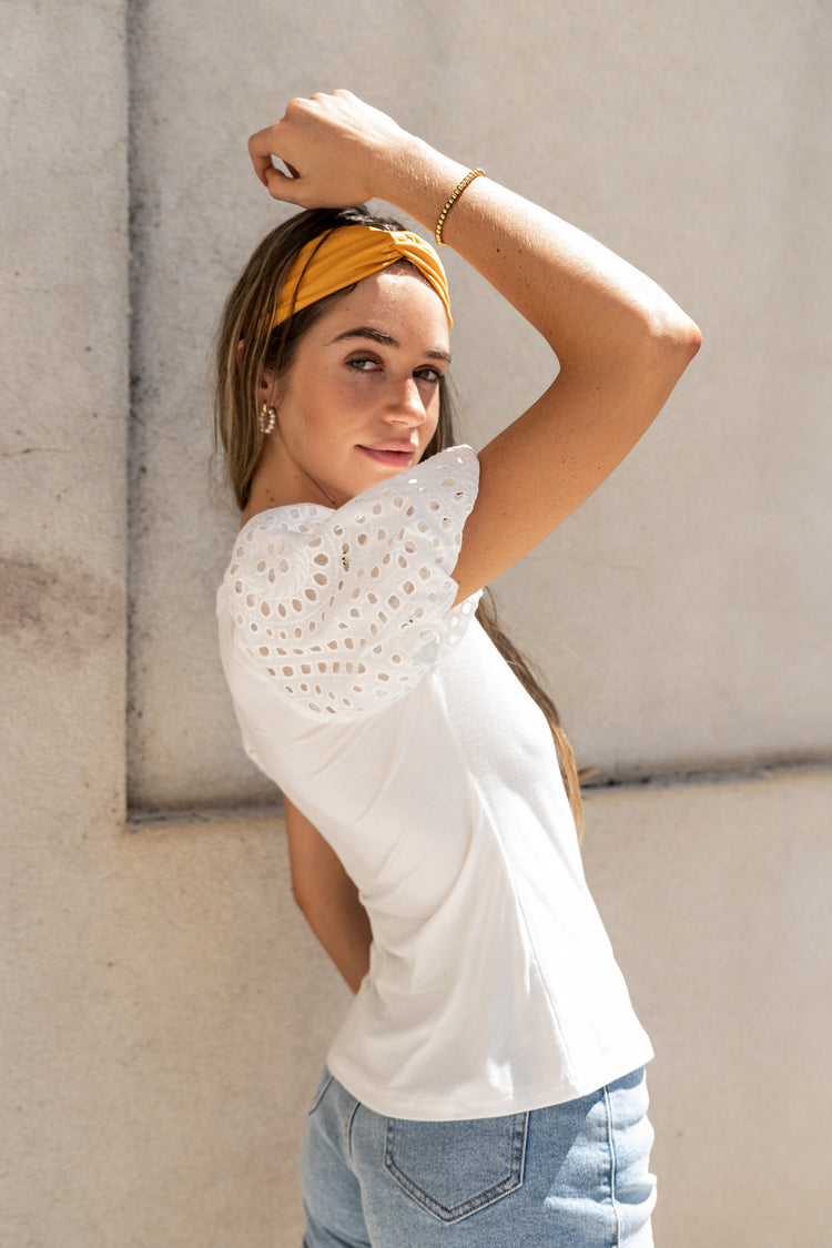 Short puffs sleeves top in white 