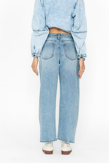 LIGHT WASH PANTS WITH BACK POCKETS 