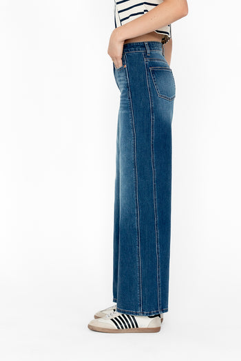 SIDE DETAIL ON SIDE OF PANTS 