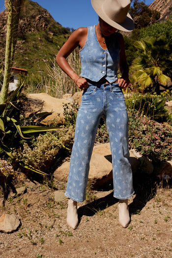 LIGHT WASH DENIM JEANS