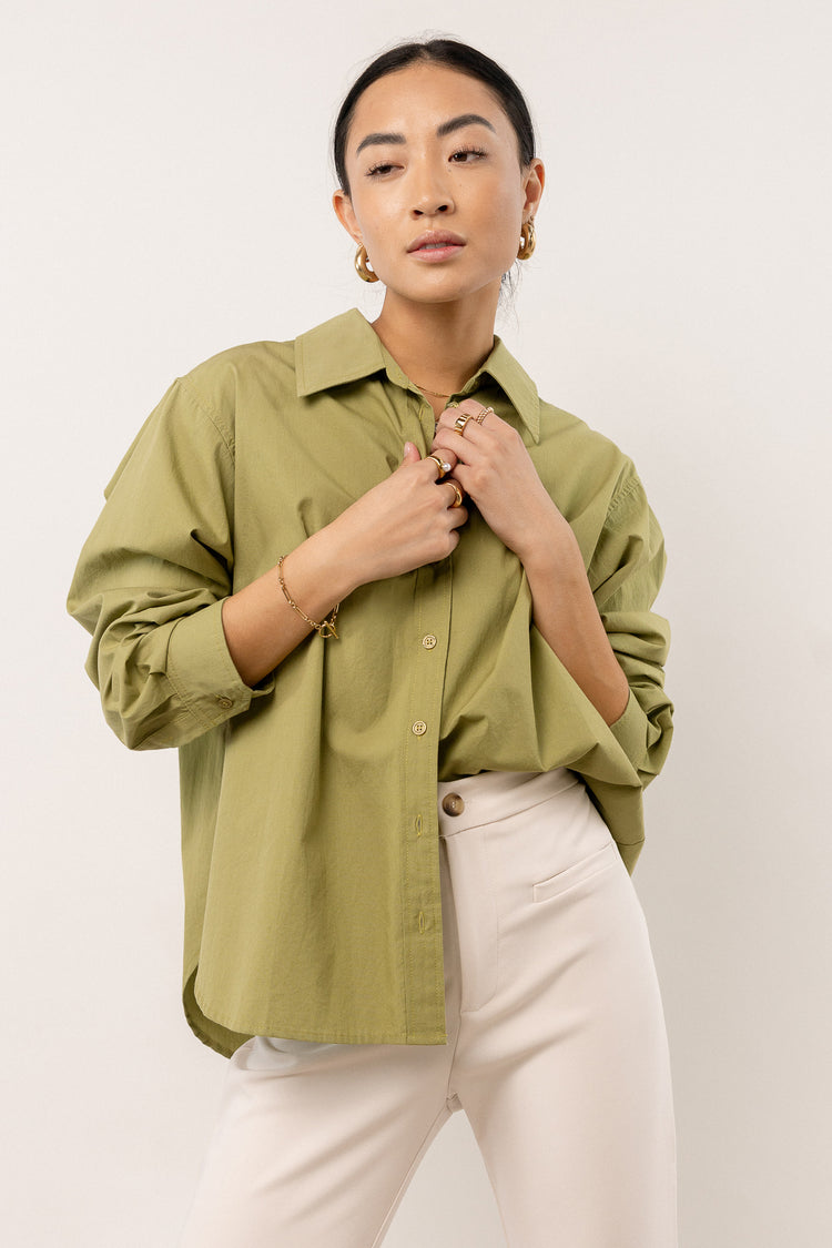 Button cuff sleeves shirt in green 