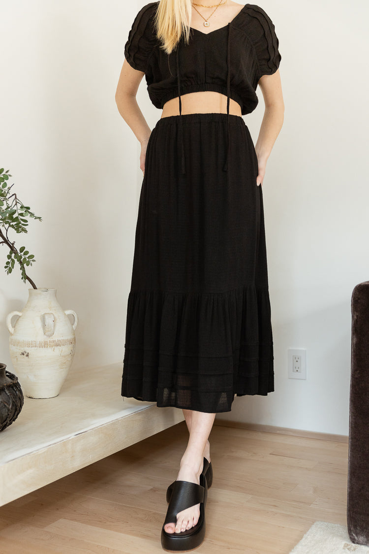 Elastic tiered skirt in black 