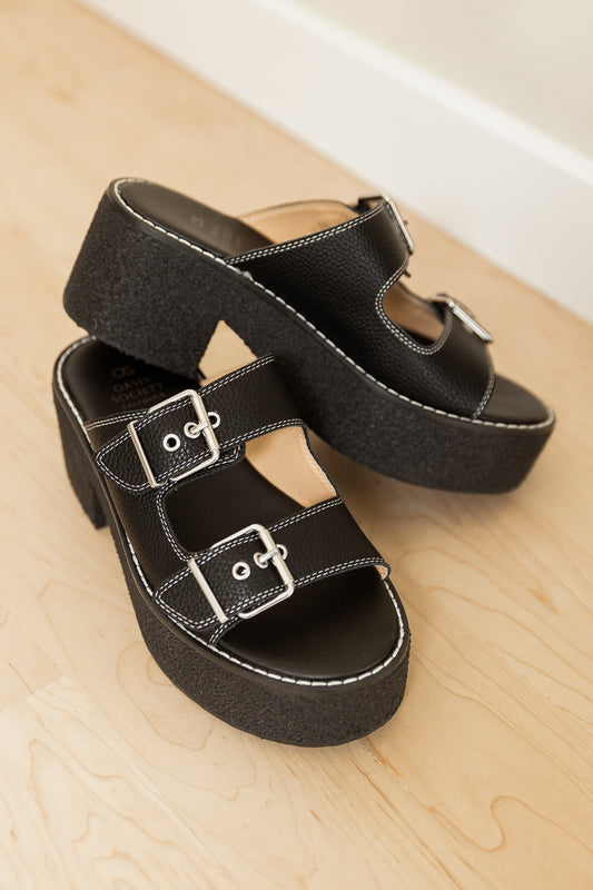 Round toe sandals in black 