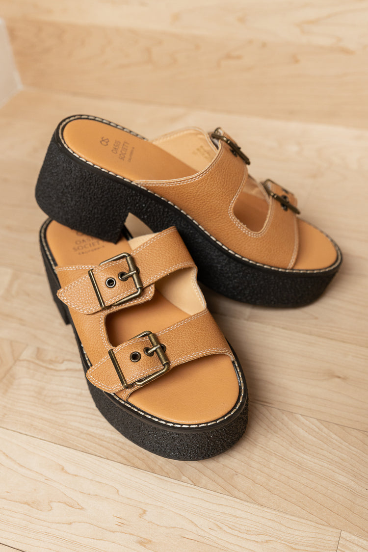 Two adjustable buckle straps sandals in camel 