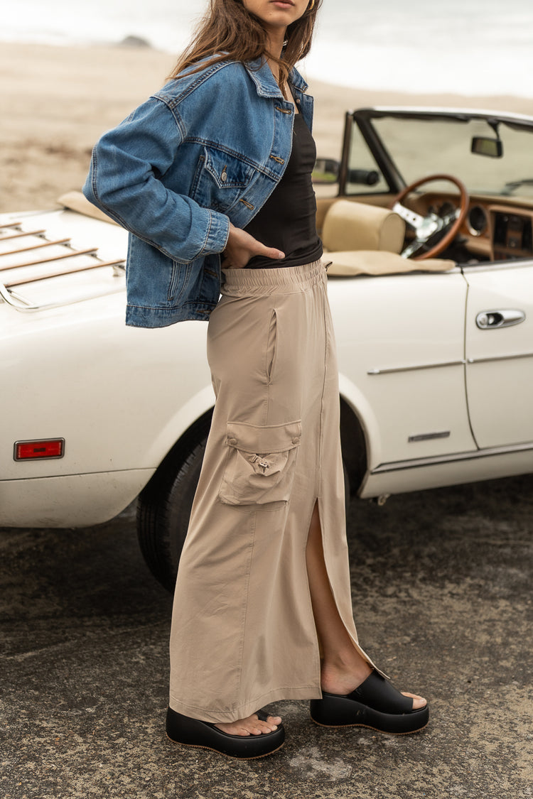 Two side pockets cargo skirt in taupe 