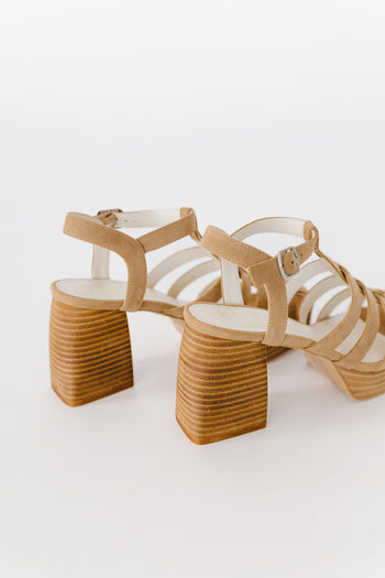 Adjustable buckled straps heels in khaki 