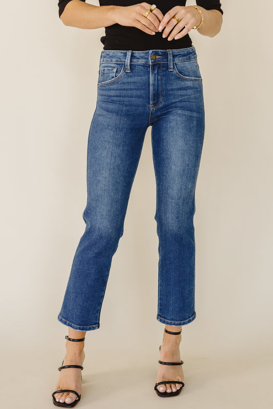 Two front pockets straight legs jeans in dark wash 