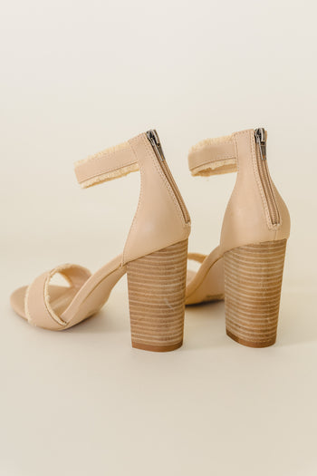 Back zipper heels in nude 