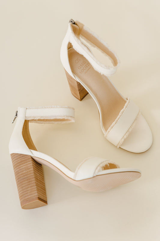 Fringe details heels in white 