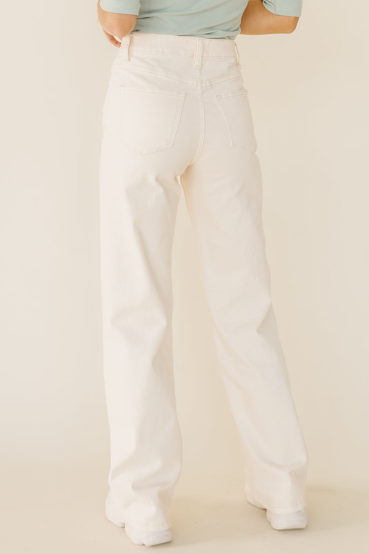 Two back pockets wide legs jeans in cream 
