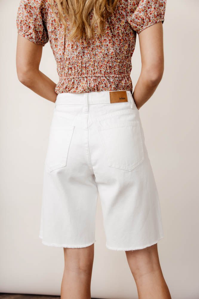 Two back pockets bermuda short in white 