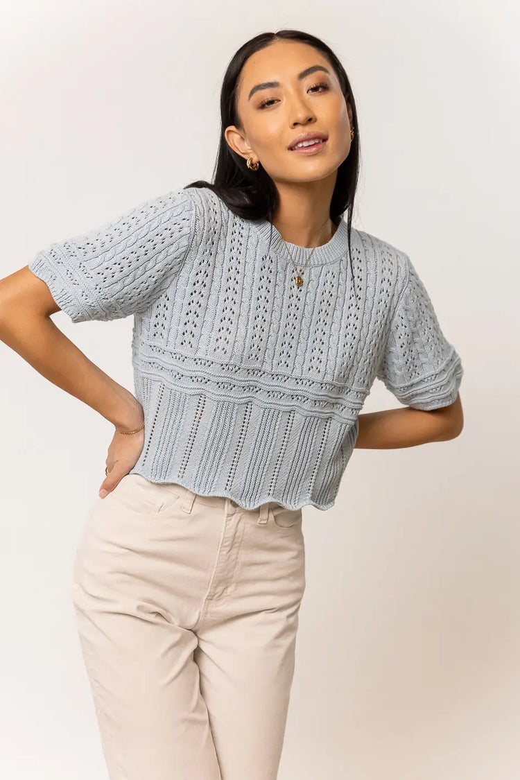 short sleeve blue sweater with round neck and scalloped hem
