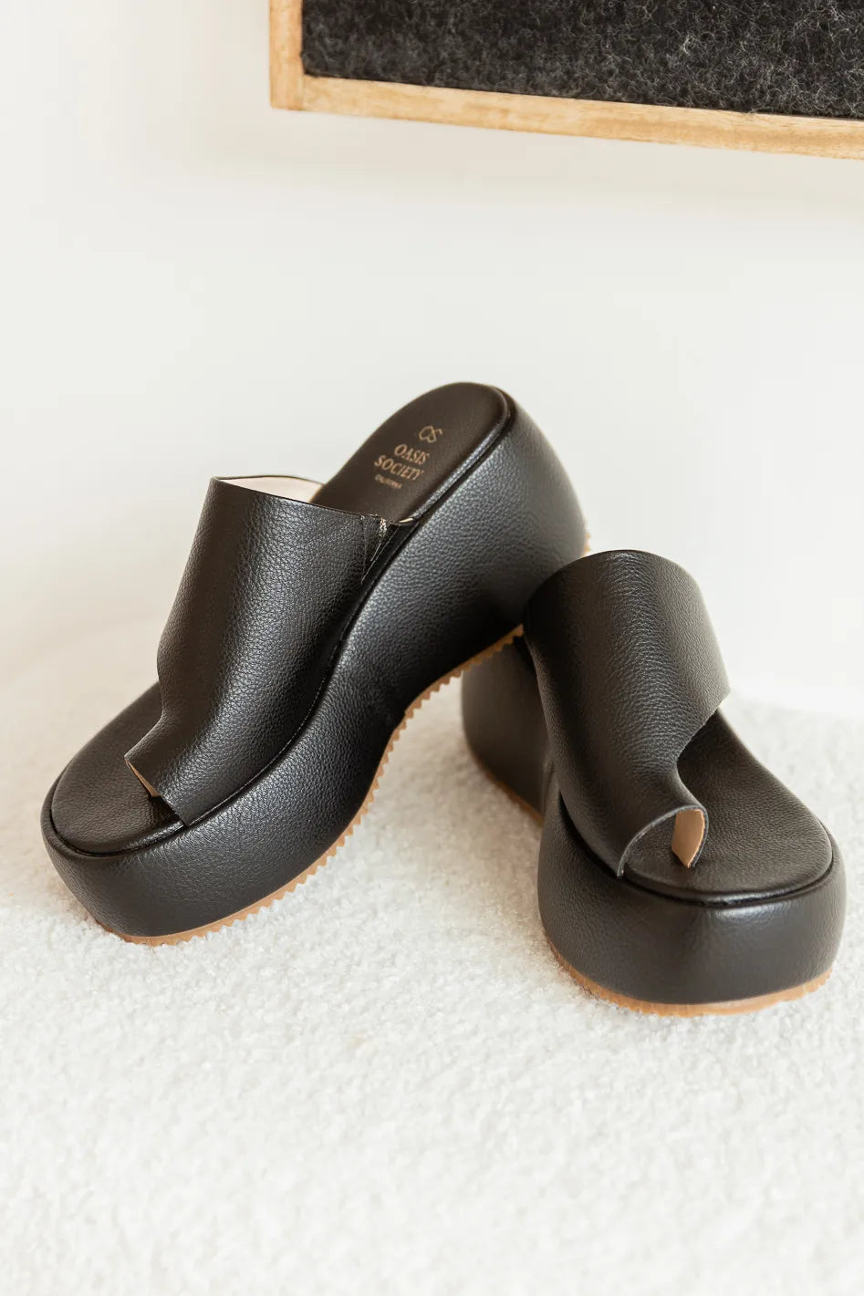 Toe loop platform online sandals