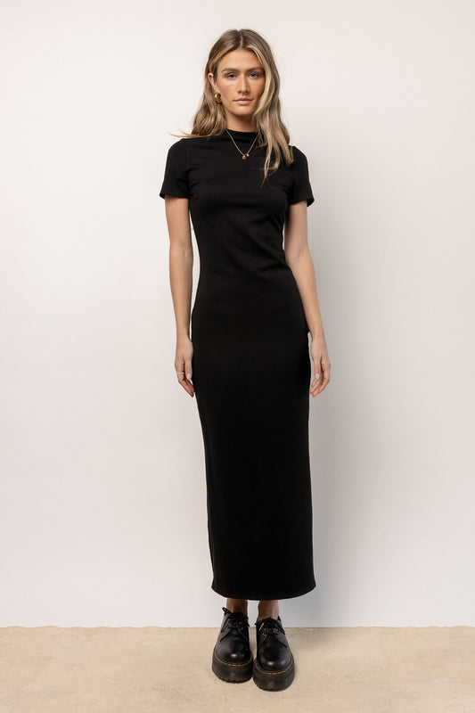 model wearing short sleeve black bodycon maxi dress 