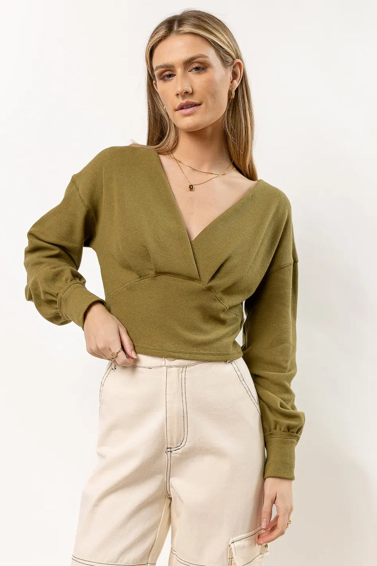 cropped v neck sweater in green