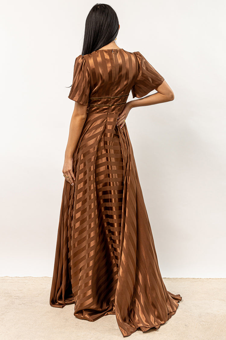 short sleeve maxi dress in brown
